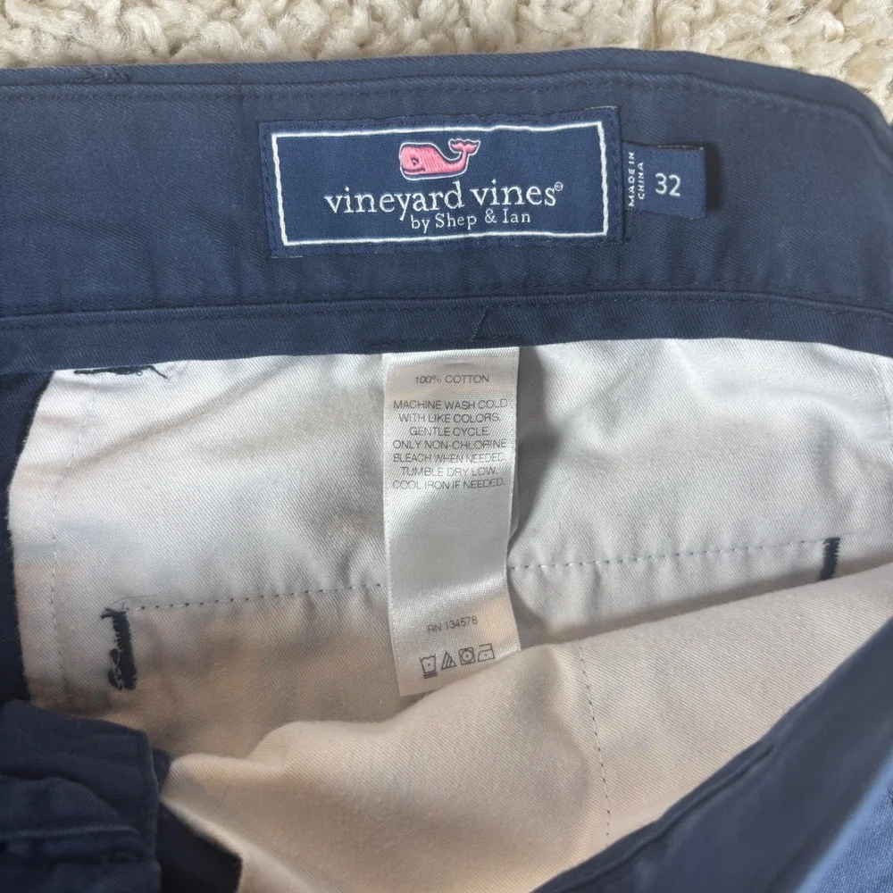 Vineyard Vines Mens Shorts 32 Blue Flag Whale Embroidered Chino Preppy USA Yacht